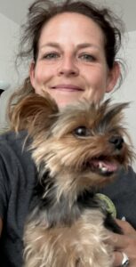Milena Mazanec und Therapiehündin Rosie