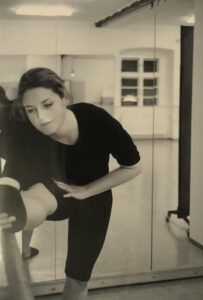 Milena Mazanec im Tanzsaal beim Training