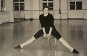 Milena Mazanec im Tanzsaal beim Training