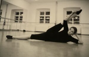 Milena Mazanec im Tanzsaal beim Training
