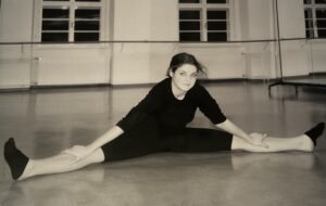 Milena Mazanec im Tanzsaal beim Training